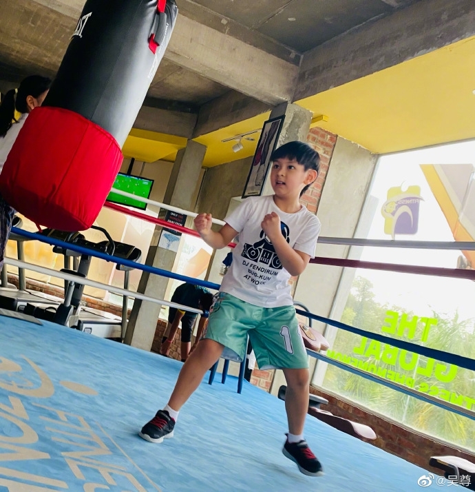 Trịnh Sảng đẹp rạng ngời dù bị chụp lén, con gái Ngô Tôn lại gây bão