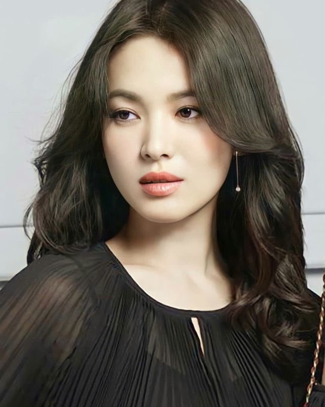 Song Hye Kyo khoe nhan sắc mặn mà trên bìa tạp chí thời trang mới