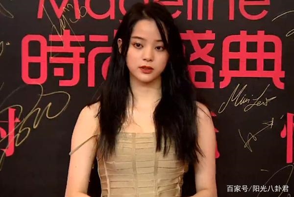 Dương Mịch và dàn sao Cbiz gây cười trên thảm đỏ Cosmo