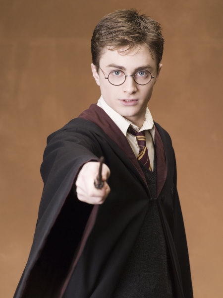 Daniel Radcliffe từng làm gãy đũa phép 80 lần khi quay “Harry Potter”