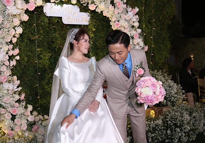 Quý Bình và bà xã doanh nhân 7X trong đám cưới sang trọng