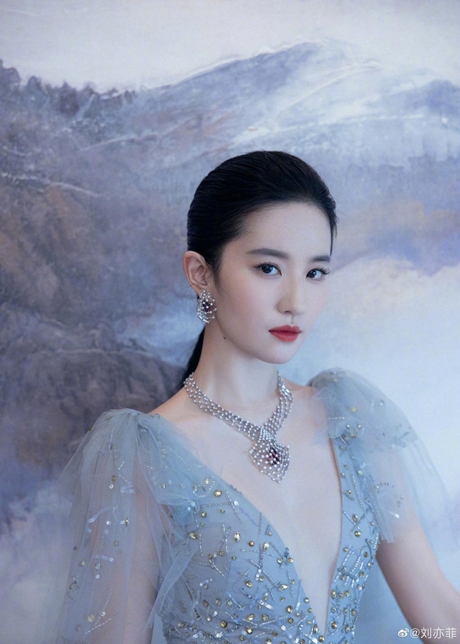 Triệu Lệ Dĩnh và dàn mỹ nhân Cbiz lộ nhan sắc thực chưa qua chỉnh sửa