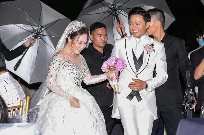 Quý Bình bật khóc trong đám cưới với bà xã doanh nhân
