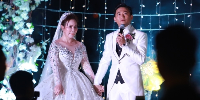 Quý Bình bật khóc trong đám cưới với bà xã doanh nhân