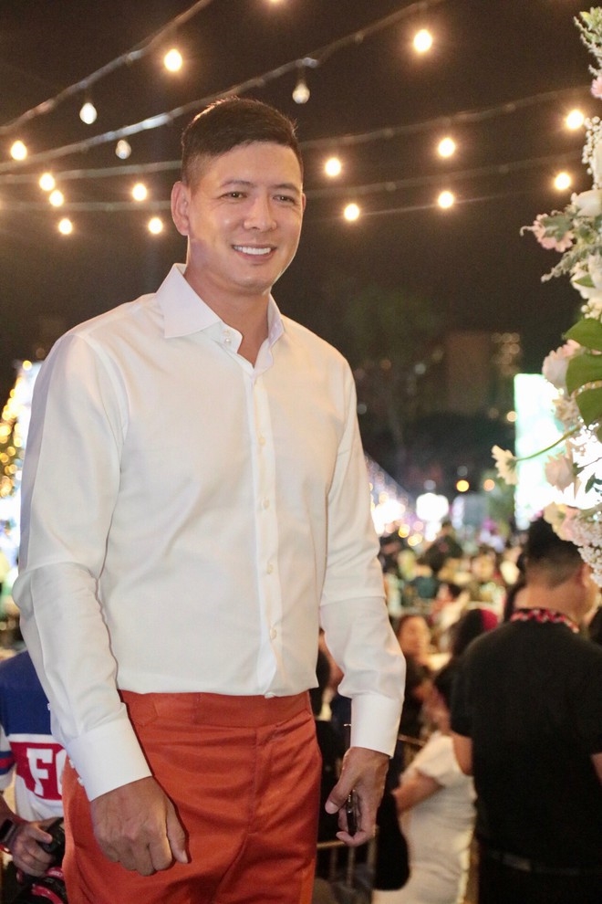Quý Bình bật khóc trong đám cưới với bà xã doanh nhân