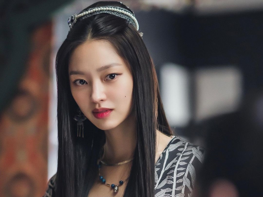 Kim So Hyun hóa 'ngự tỷ' cực ngầu trong ảnh tạo hình phim mới