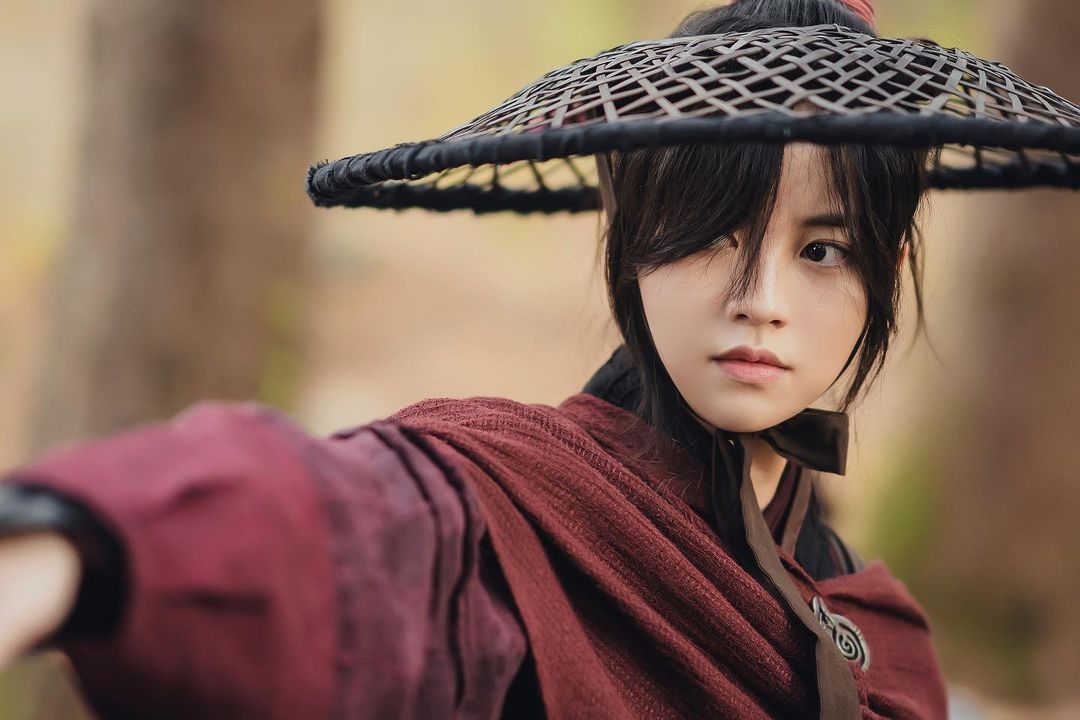 Kim So Hyun hóa 'ngự tỷ' cực ngầu trong ảnh tạo hình phim mới