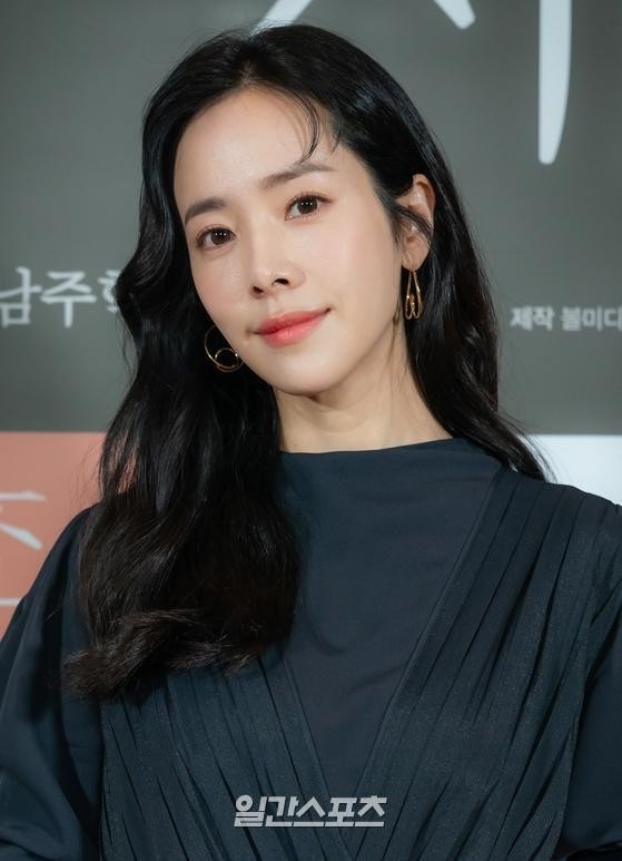 Song Hye Kyo, Kim Tae Hee và loạt nữ thần Hàn U40 khi chụp cận mặt