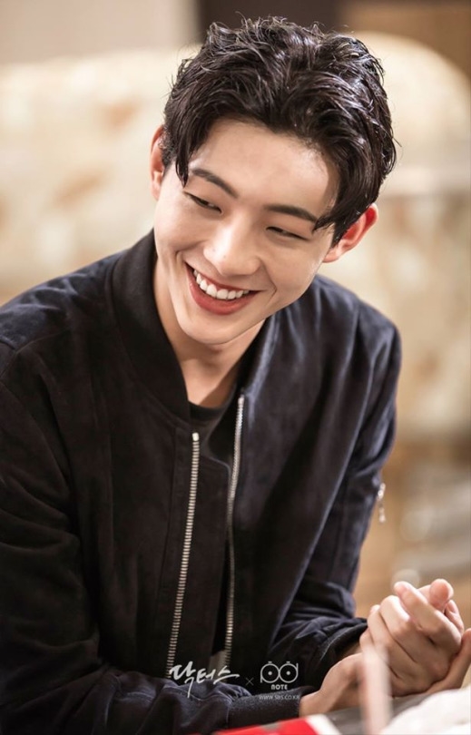 Lee Min Ho và những nam thần Hàn lãng tử hơn với tóc rẽ ngôi trái tim