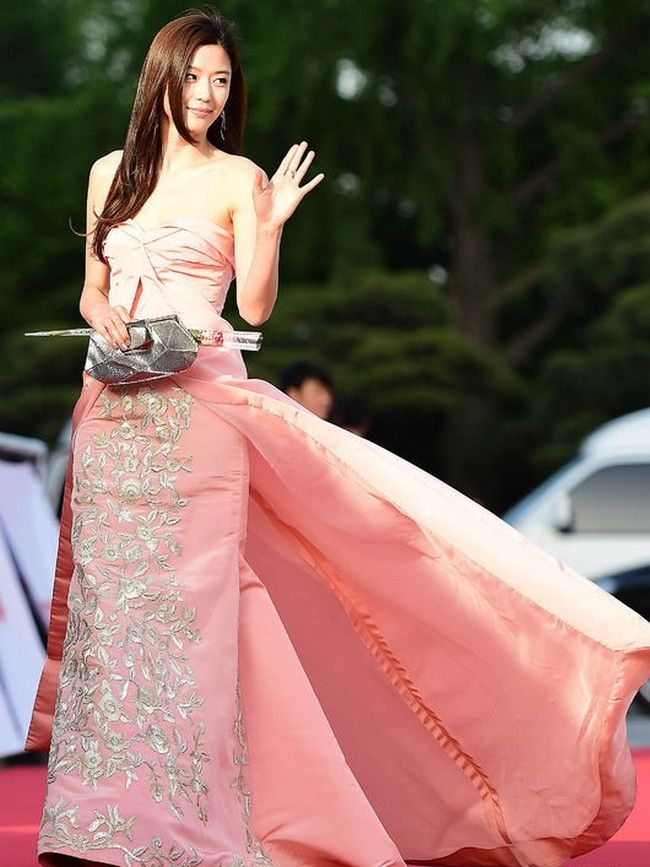 Yoona và loạt mỹ nhân Hàn diện váy dạ hội cực đẹp trên thảm đó 