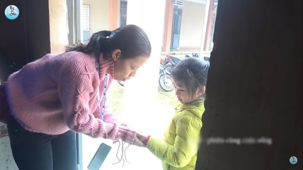 Con gái Mai Phương chững chạc khi đi phát quà cho các bạn nhỏ