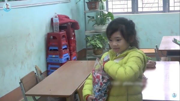Con gái Mai Phương chững chạc khi đi phát quà cho các bạn nhỏ