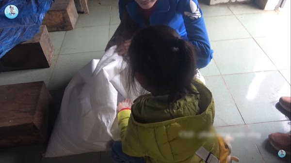 Con gái Mai Phương chững chạc khi đi phát quà cho các bạn nhỏ