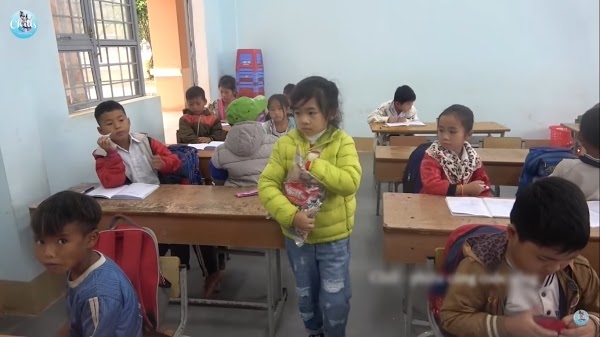Con gái Mai Phương chững chạc khi đi phát quà cho các bạn nhỏ