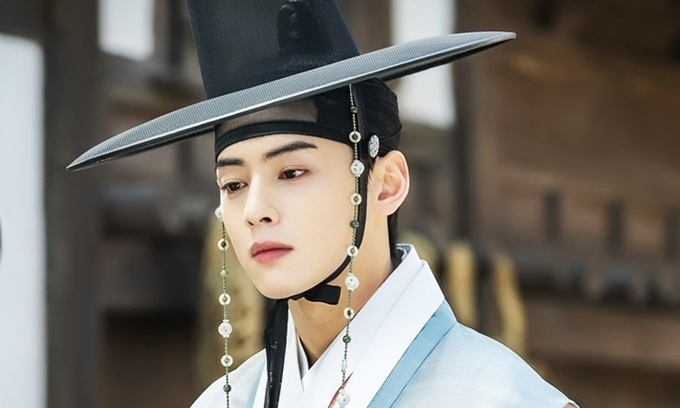 Song Joong Ki và mỹ nam Hàn nổi bật với tạo hình thư sinh thời xưa