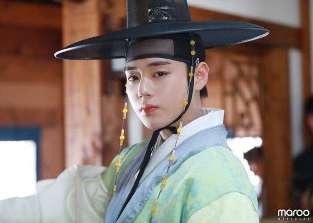 Song Joong Ki và mỹ nam Hàn nổi bật với tạo hình thư sinh thời xưa