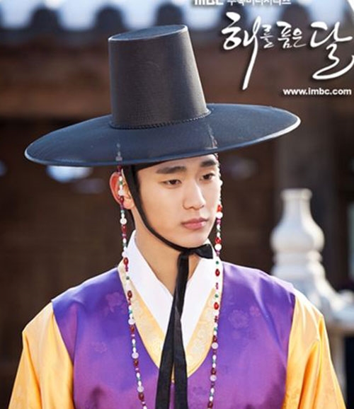 Song Joong Ki và mỹ nam Hàn nổi bật với tạo hình thư sinh thời xưa