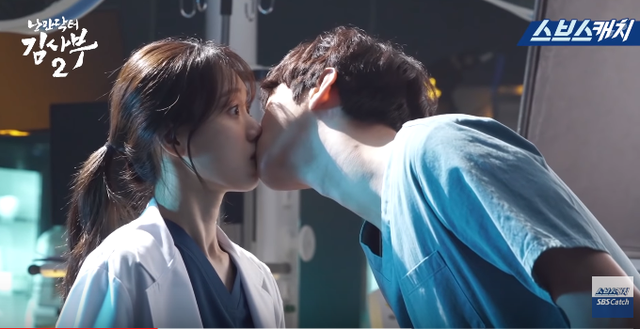 Lee Min Ho và Kim Go Eun và các cặp đôi nhận đề cử nụ hôn đẹp nhất năm