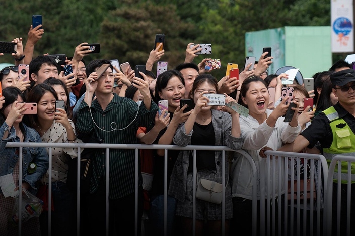 Fan Trung Quốc mua hàng hiệu, vàng thỏi để idol được ưu ái