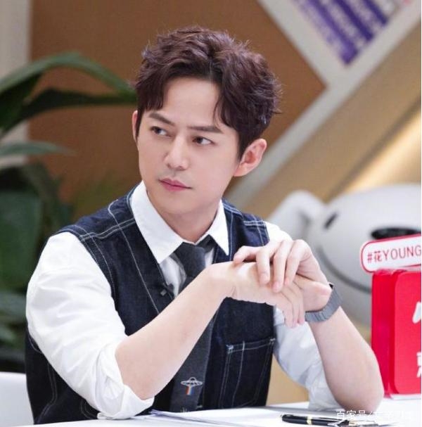 Fan Trung Quốc mua hàng hiệu, vàng thỏi để idol được ưu ái