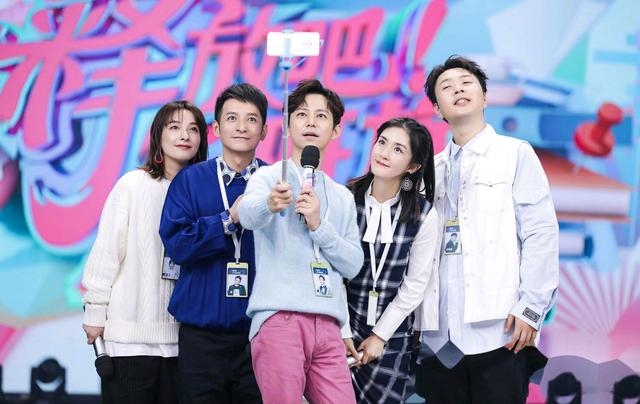 Fan Trung Quốc mua hàng hiệu, vàng thỏi để idol được ưu ái
