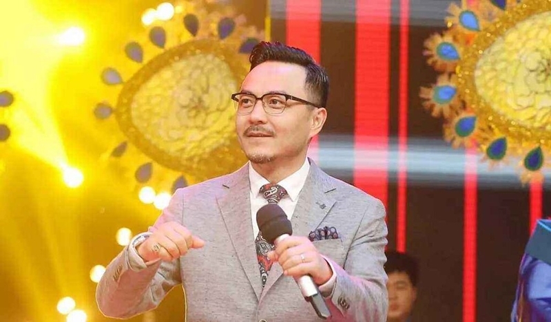 Fan Trung Quốc mua hàng hiệu, vàng thỏi để idol được ưu ái