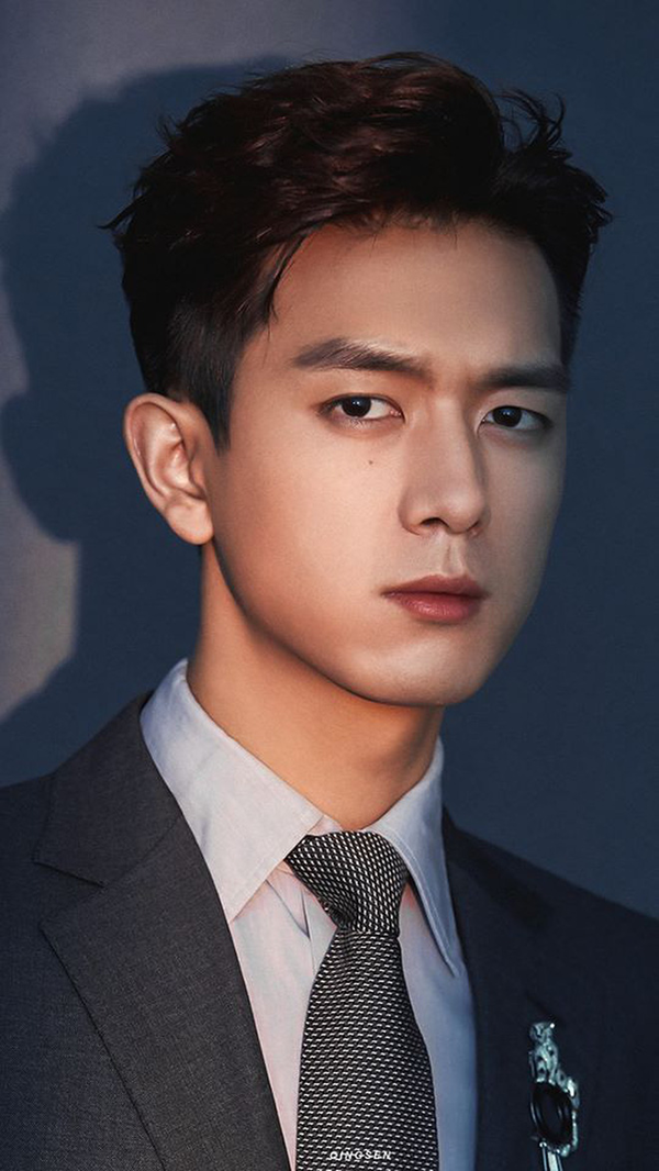 Fan Trung Quốc mua hàng hiệu, vàng thỏi để idol được ưu ái