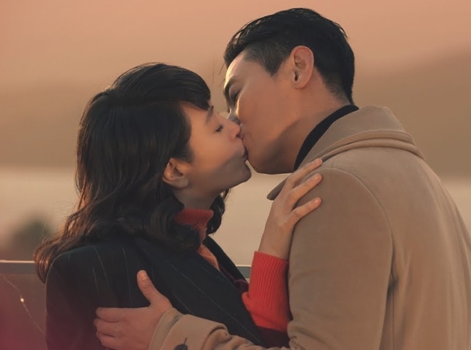 Lee Min Ho và Kim Go Eun và các cặp đôi nhận đề cử nụ hôn đẹp nhất năm