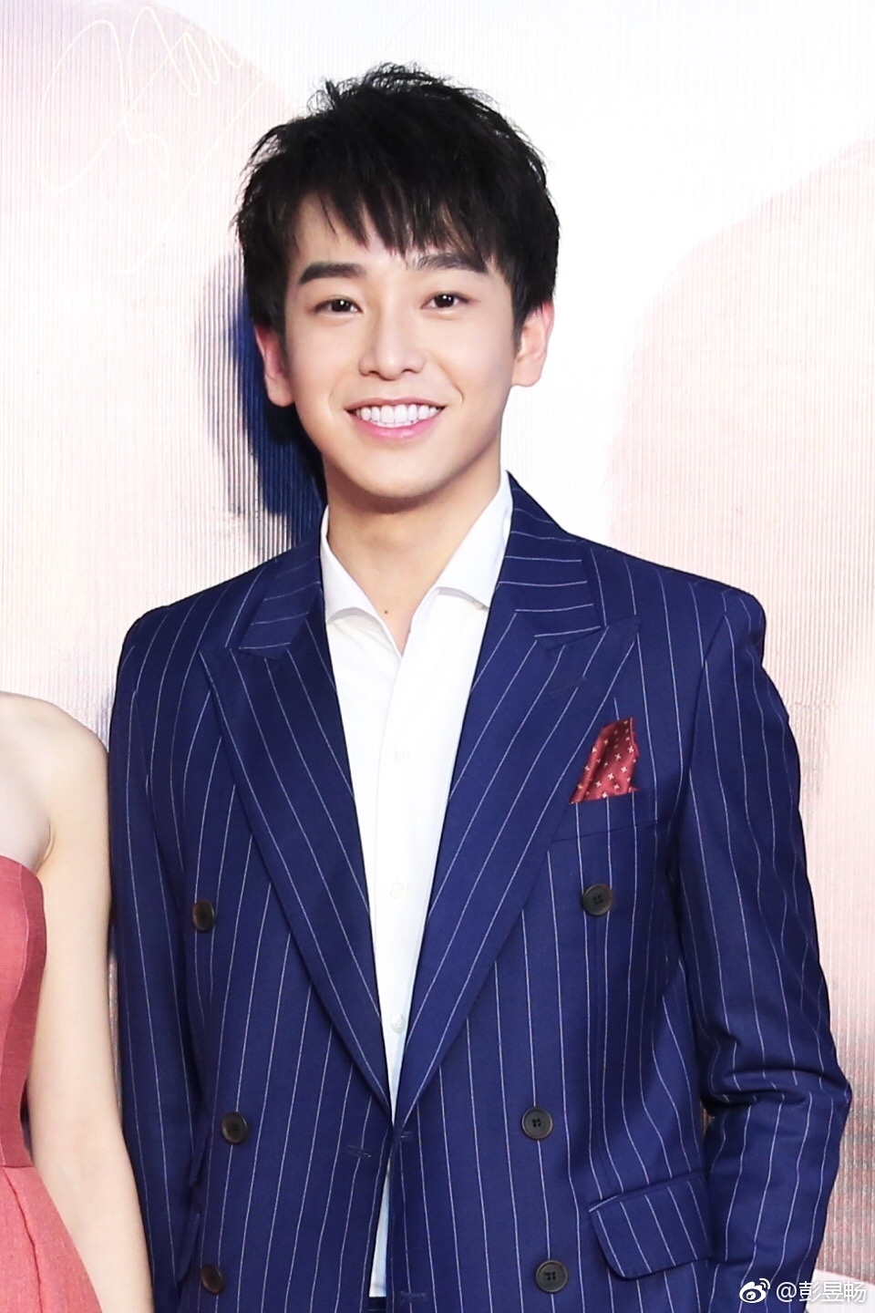 Fan Trung Quốc mua hàng hiệu, vàng thỏi để idol được ưu ái