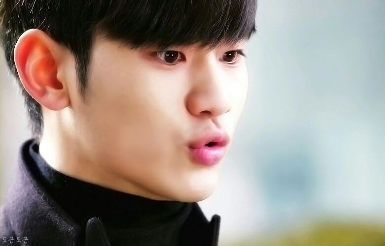 Lee Jong Suk và loạt sao Hàn có đôi môi đẹp 'hái ra tiền'