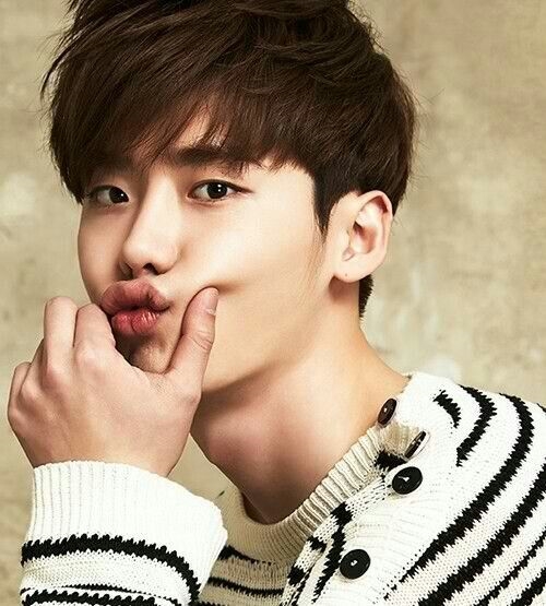 Lee Jong Suk và loạt sao Hàn có đôi môi đẹp 'hái ra tiền'