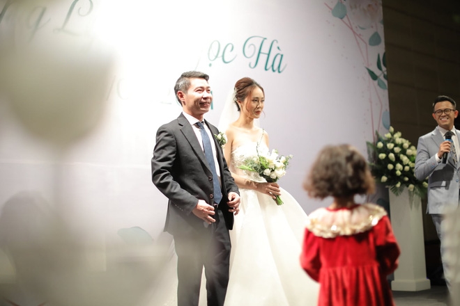 Công Lý và bạn gái kém 15 tuổi tổ chức hôn lễ ấm cúng