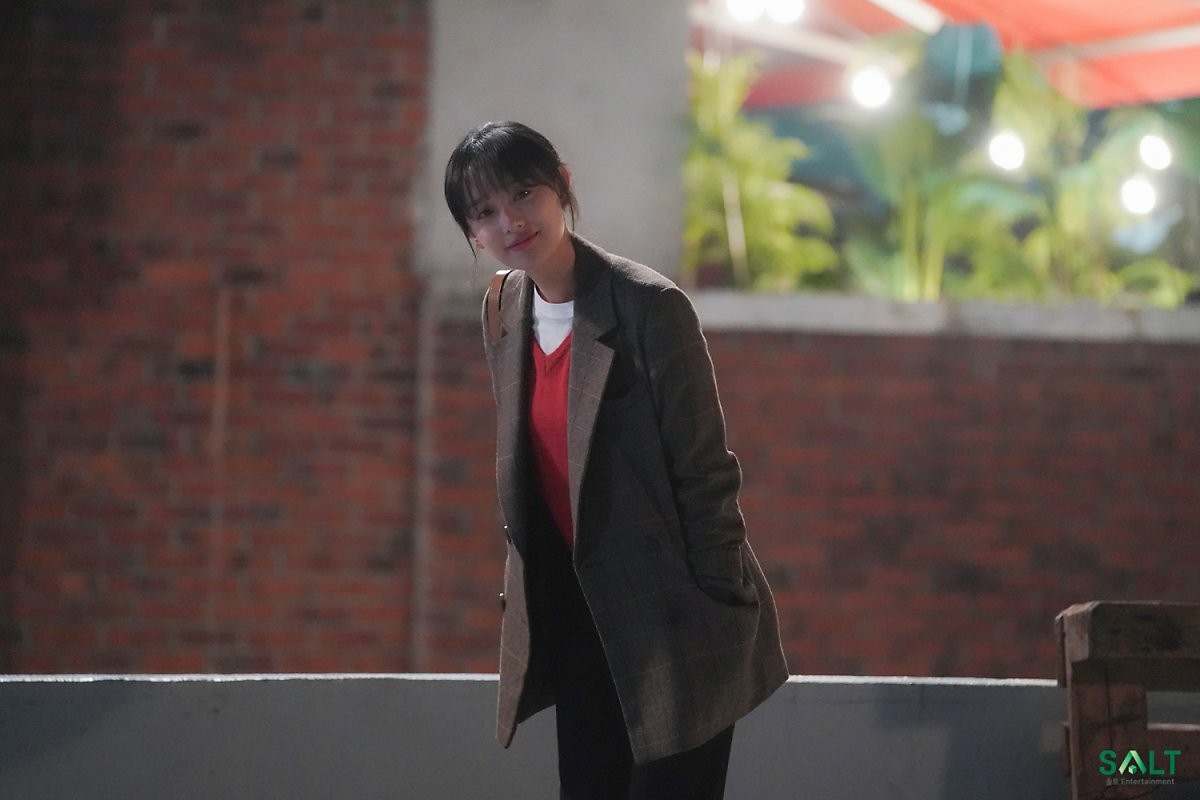 Kim Ji Won tỏa sáng nhan sắc trong 'Lovestruck In The City'