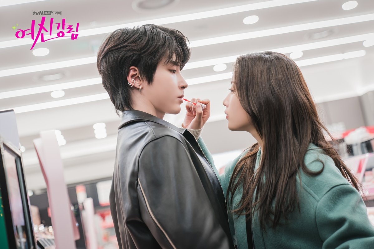 Son Ye Jin 'gặp hạn' sau tin hẹn hò, Heechul 'tố' Lee Ji Ah spoil phim