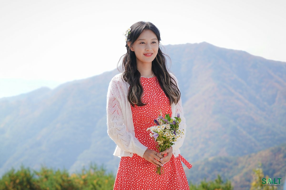Kim Ji Won tỏa sáng nhan sắc trong 'Lovestruck In The City'