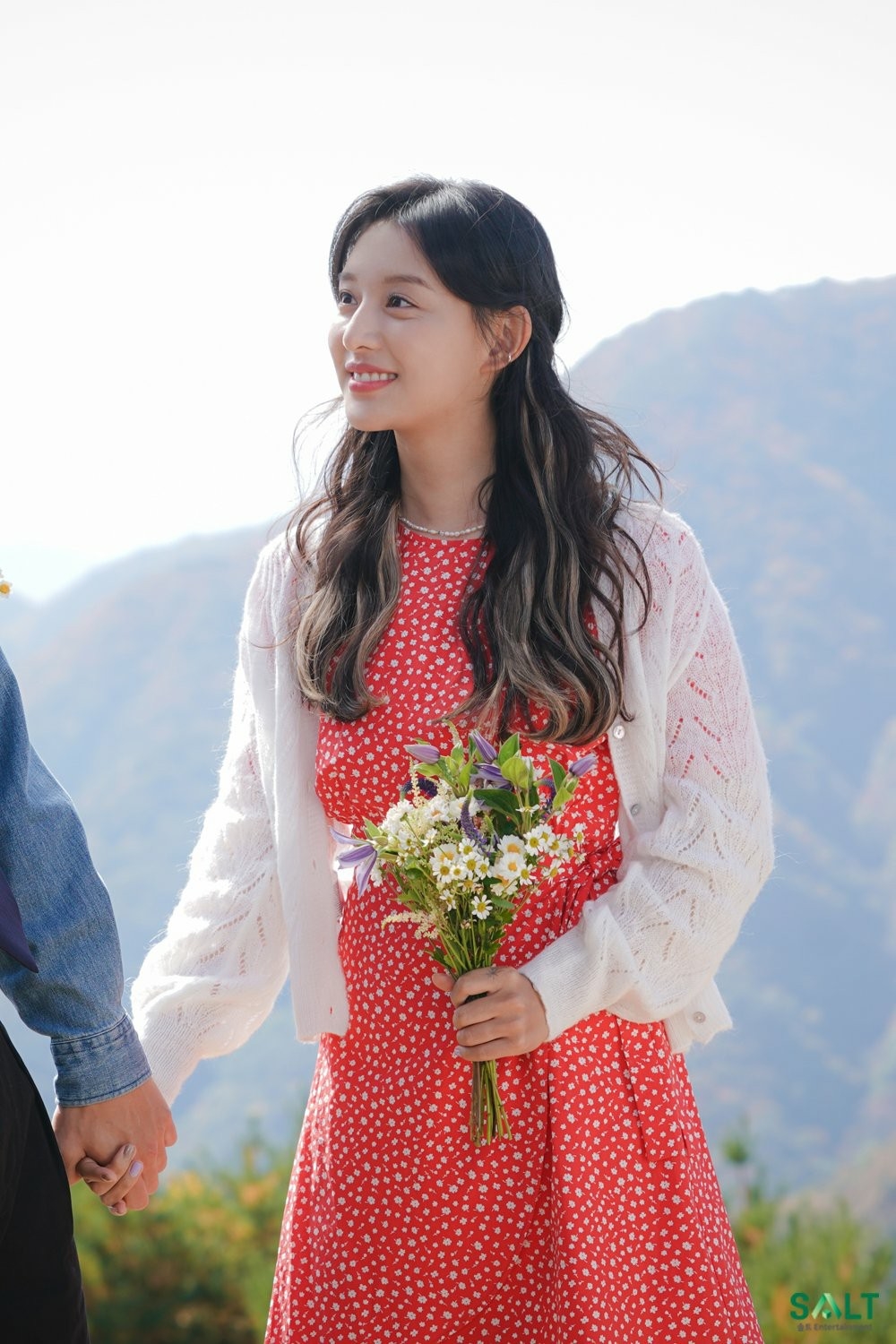 Kim Ji Won tỏa sáng nhan sắc trong 'Lovestruck In The City'