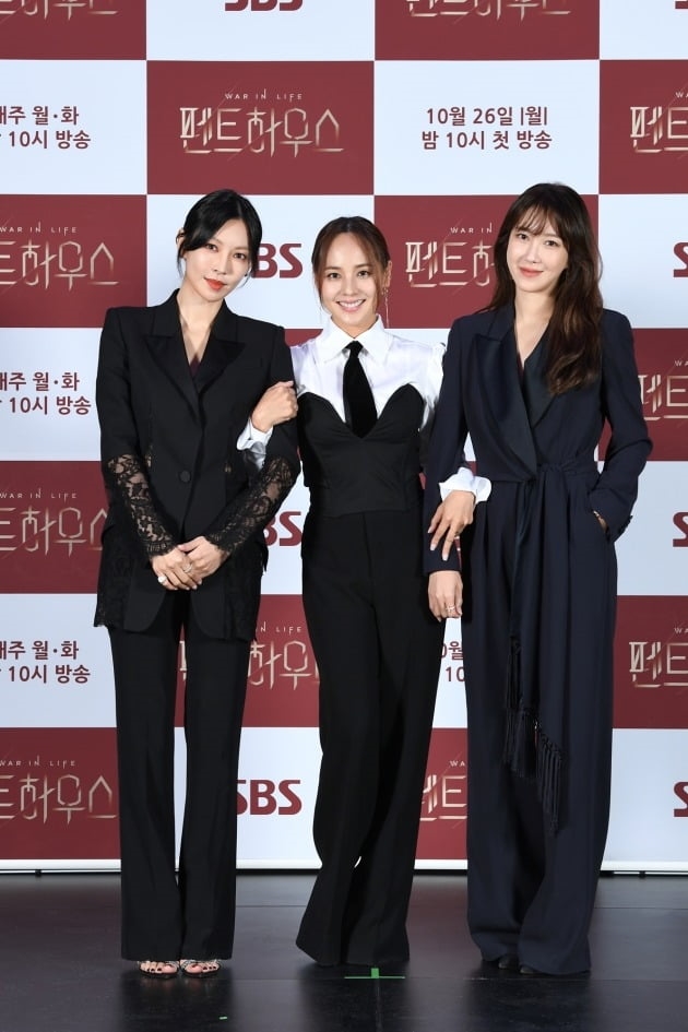 Lee Ji Ah và dàn sao Penthouse bày tỏ cảm nghĩ hậu kết thúc