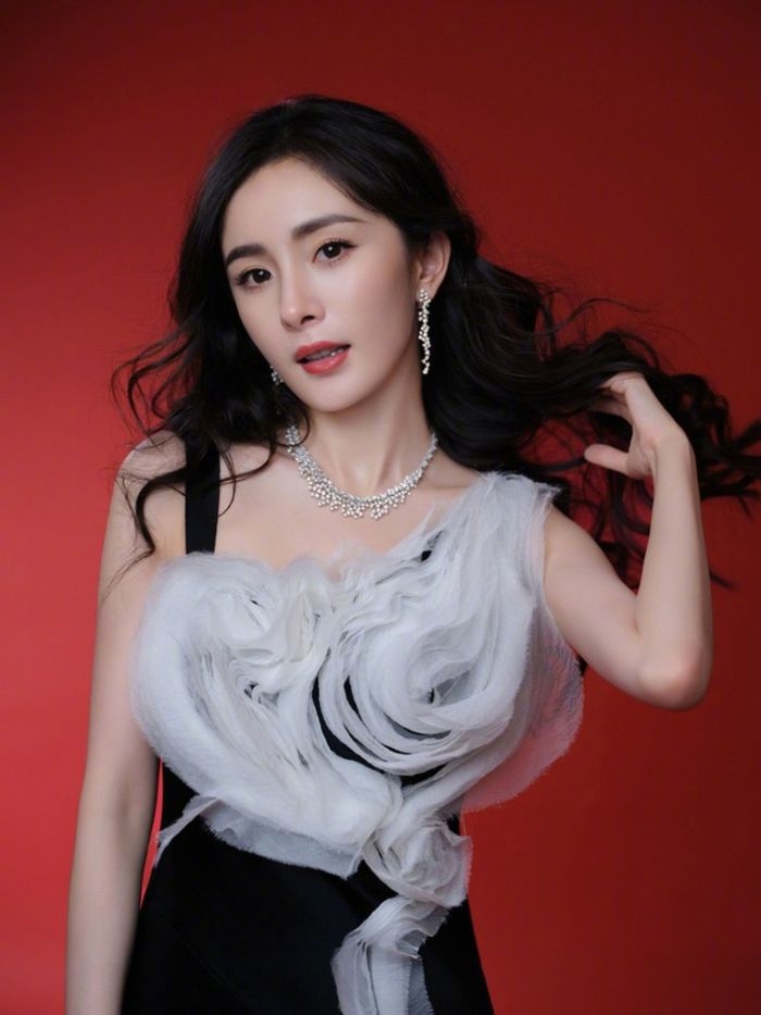 Dương Mịch lép vế Triệu Lộ Tư trong top sao nữ Cbiz được thích ở Thái