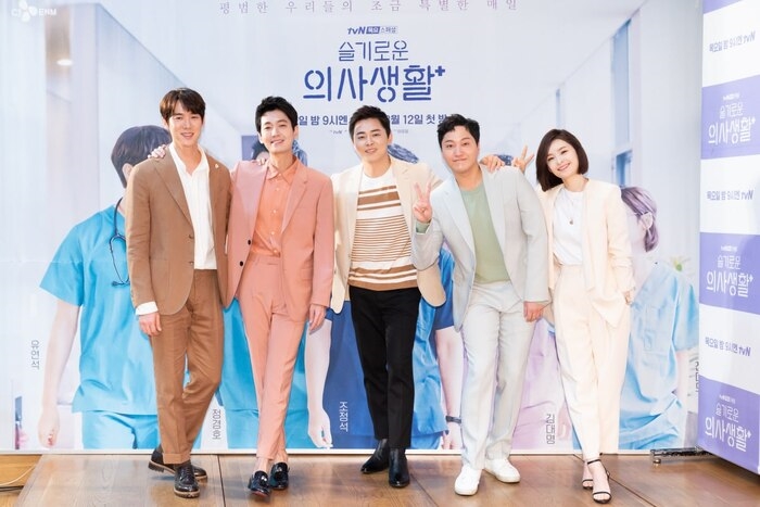 Song Hye Kyo tiết lộ vai diễn mới gai góc; Jong Suk tung ảnh tóc dài