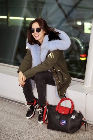Song Hye Kyo và Son Ye Jin có phong cách thời trang sân bay trái ngược