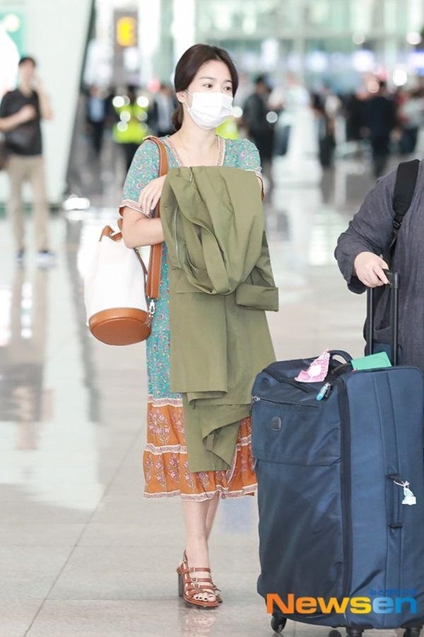 Song Hye Kyo và Son Ye Jin có phong cách thời trang sân bay trái ngược