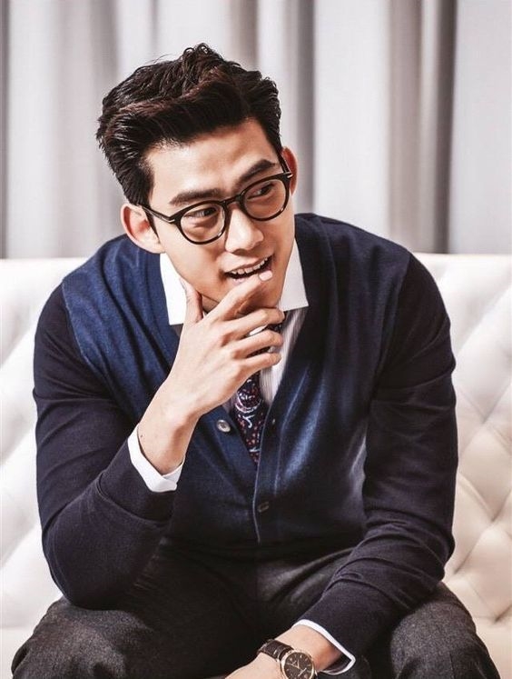 Lee Min Ho và những mỹ nam xứ Hàn trông cực hút khi đeo kính mắt