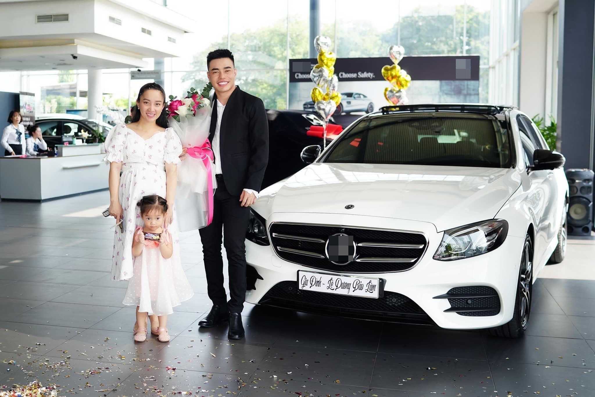 Lê Dương Bảo Lâm và vợ kỷ niệm 11 năm bên nhau