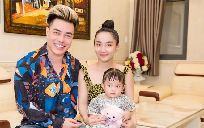 Lê Dương Bảo Lâm và vợ kỷ niệm 11 năm bên nhau