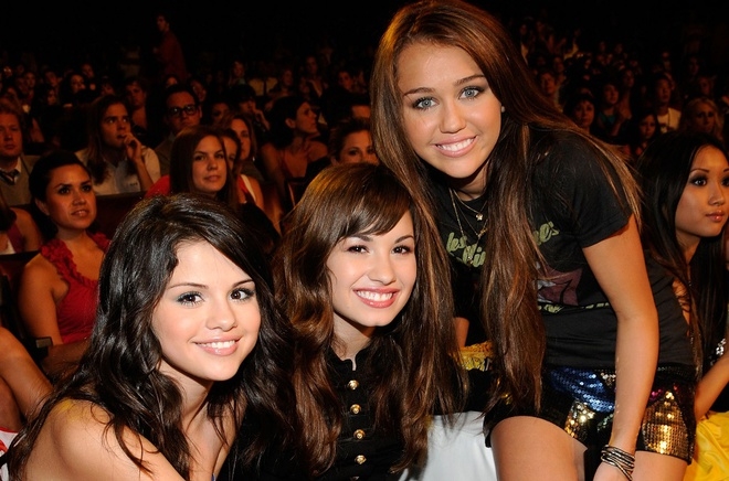 Miley Cyrus, Selena Gomez và dàn sao nhí Disney bây giờ ra sao?