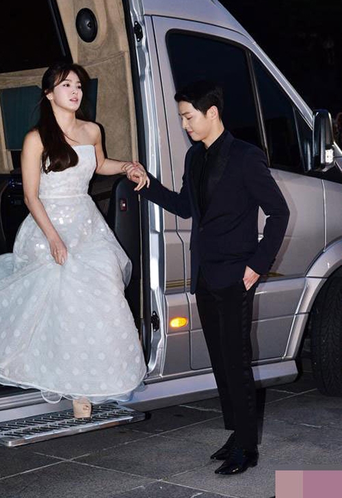 Song Hye Kyo và loạt sao Hàn bừng khí chất khi xuống xe