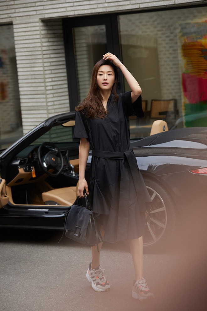 Song Hye Kyo và loạt sao Hàn bừng khí chất khi xuống xe