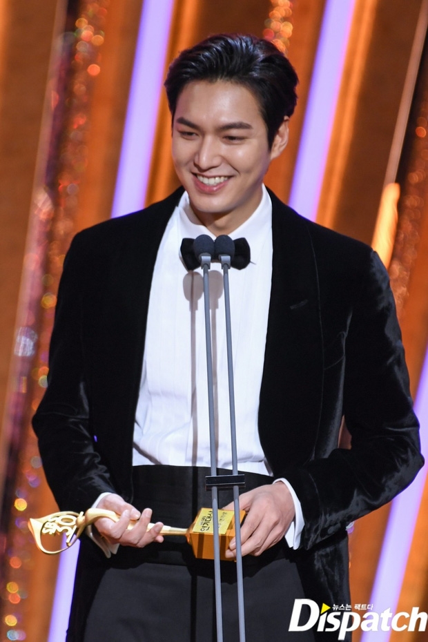 Lee Min Ho lấy lại phong độ hậu bị chê xuống sắc khi đi nhận giải phim