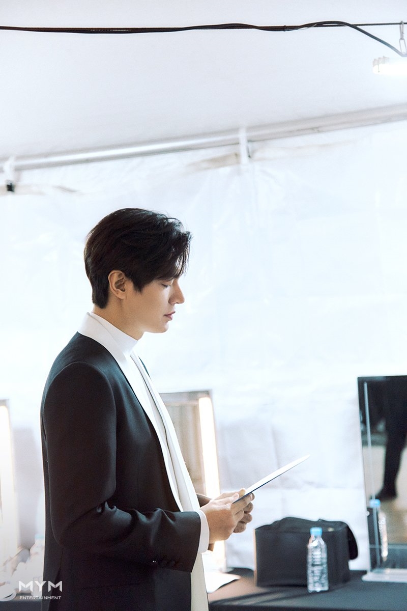 Lee Min Ho lấy lại phong độ hậu bị chê xuống sắc khi đi nhận giải phim