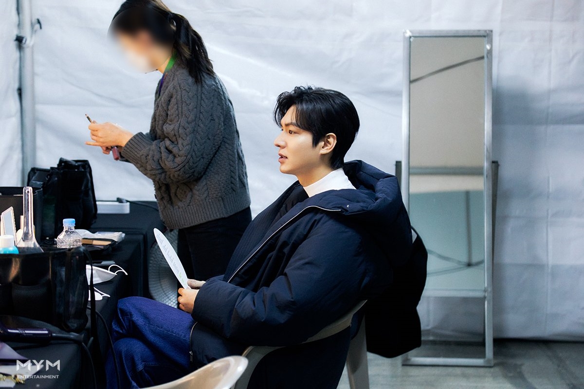 Lee Min Ho lấy lại phong độ hậu bị chê xuống sắc khi đi nhận giải phim